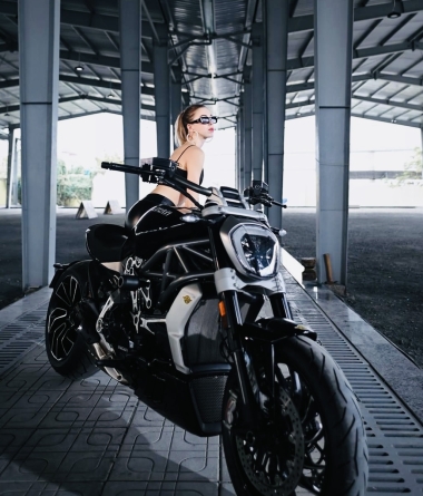 Siêu mẫu Ngoại Quốc bên Siêu Phẩm Ducati Xdiavel của Thanh Motor