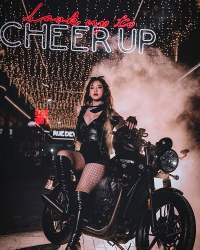 Hotgirl Thanh Thủy cực nóng bỏng bên chiếc Triumph Streettwin 900 của Thanhmotor